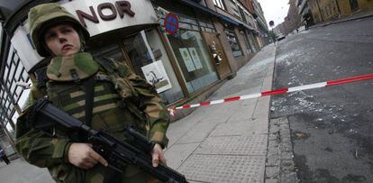 Uma soldado norueguesa vigia uma rua de Oslo.