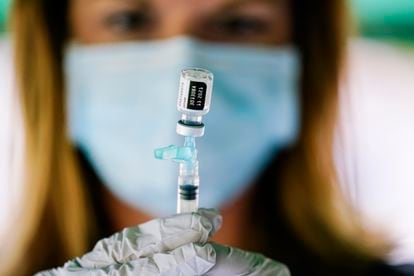Enfermeira prepara uma seringa com uma dose da vacina contra covid-19 da Pfizer em Reading, Pensilvânia, em 14 de setembro.