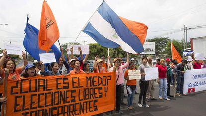Manifestantes nicaraguenses protestam contra a decisão da Corte Suprema contra o Partido Liberal Independente (PLI).