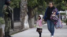 Soldado faz a segurança do lado de fora da escola.