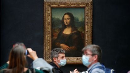 Jornalistas em frente ao quadro 'Mona Lisa', no Louvre, que prepara reabertura, na terça-feira.