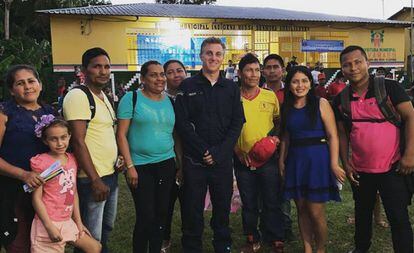 Huck e professores de uma escola no Amazonas.