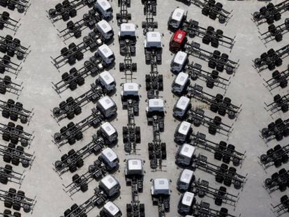 Imagem aérea mostra vários caminhões recém-fabricados no estacionamento da montadora Ford, em São Bernardo do Campo, na Grande São Paulo, no último dia 12.