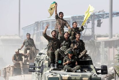 Milicianos sírios comemoram em Raqqa sua vitória sobre o EI.
