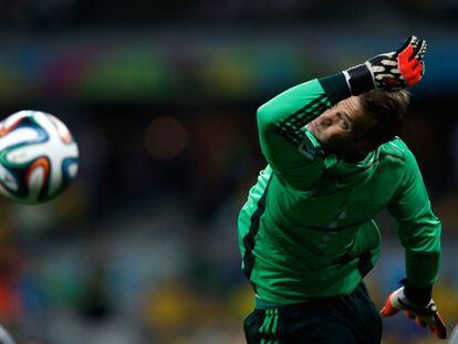 Neuer se estica para defender na semifinal contra o Brasil.