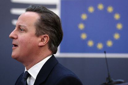 David Cameron, ao chegar para o segundo dia de negocia&ccedil;&otilde;es com o Conselho Europeu, em Bruxelas, nesta sexta-feira. 