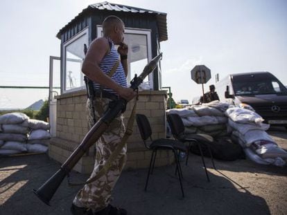 Um combatente pró-Rússia em um posto fronteiriço abandonado de Chervonopartyzansk, na fronteira com a Rússia.