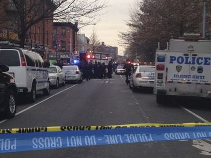 Polícia fecha rua onde dois agentes foram mortos em NY.