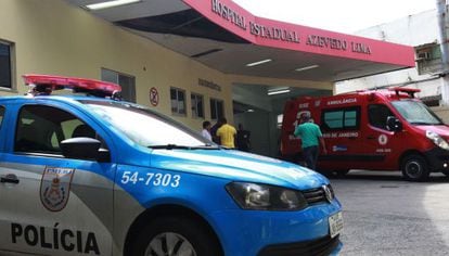 Carro de pol&iacute;cia na frente do hospital Azevedo Lima.
