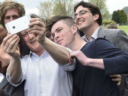 David Cameron faz um selfie com militantes conservadores.