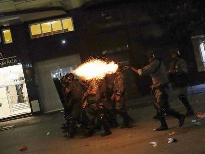Policial dispara contra manifestantes em S&atilde;o Paulo, no dia 16