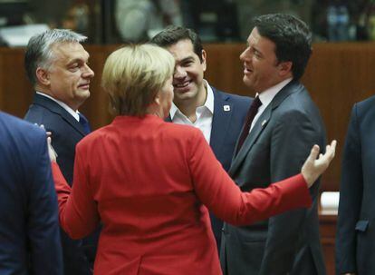 Os primeiros-ministros da Hungria, Viktor Orban, Grécia, Alexis Tsipras e Itália, Matteo Renzi, conversam com a chanceler alemã, Angela Merkel, em Bruxelas, na sexta-feira.