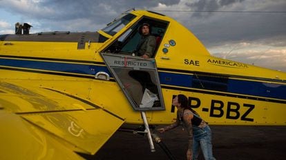 Uma voluntária abastece de combustível a um avião de combate contra incêndios.