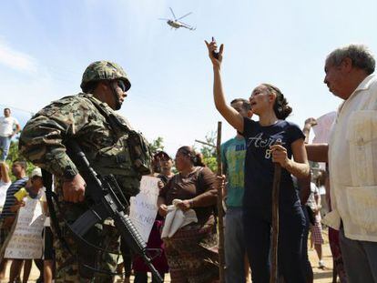 Uma mulher discute com um militar durante protesto pela libertação de Mireles.