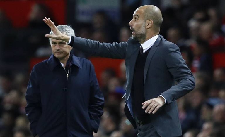 Próximo de Mourinho, Guardiola gesticula durante o jogo.