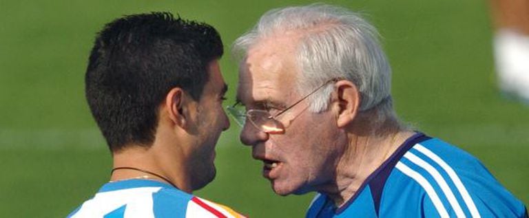 Aragonés encara o meia Reyes.