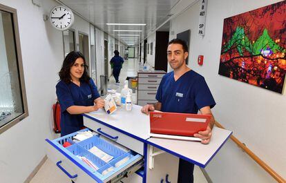 Estefanía Dávila e David Redondo, enfermeiros espanhóis no Grande Hospital de Munique.