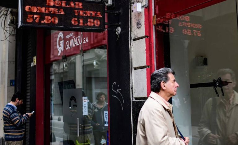 Fachada de uma casa de câmbio mostra a cotação do dólar, no centro de Buenos Aires