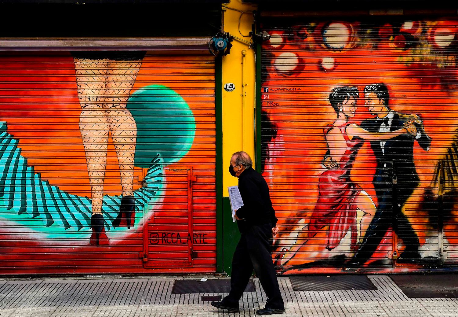 Homem usando uma máscara de proteção caminha em Buenos Aires.