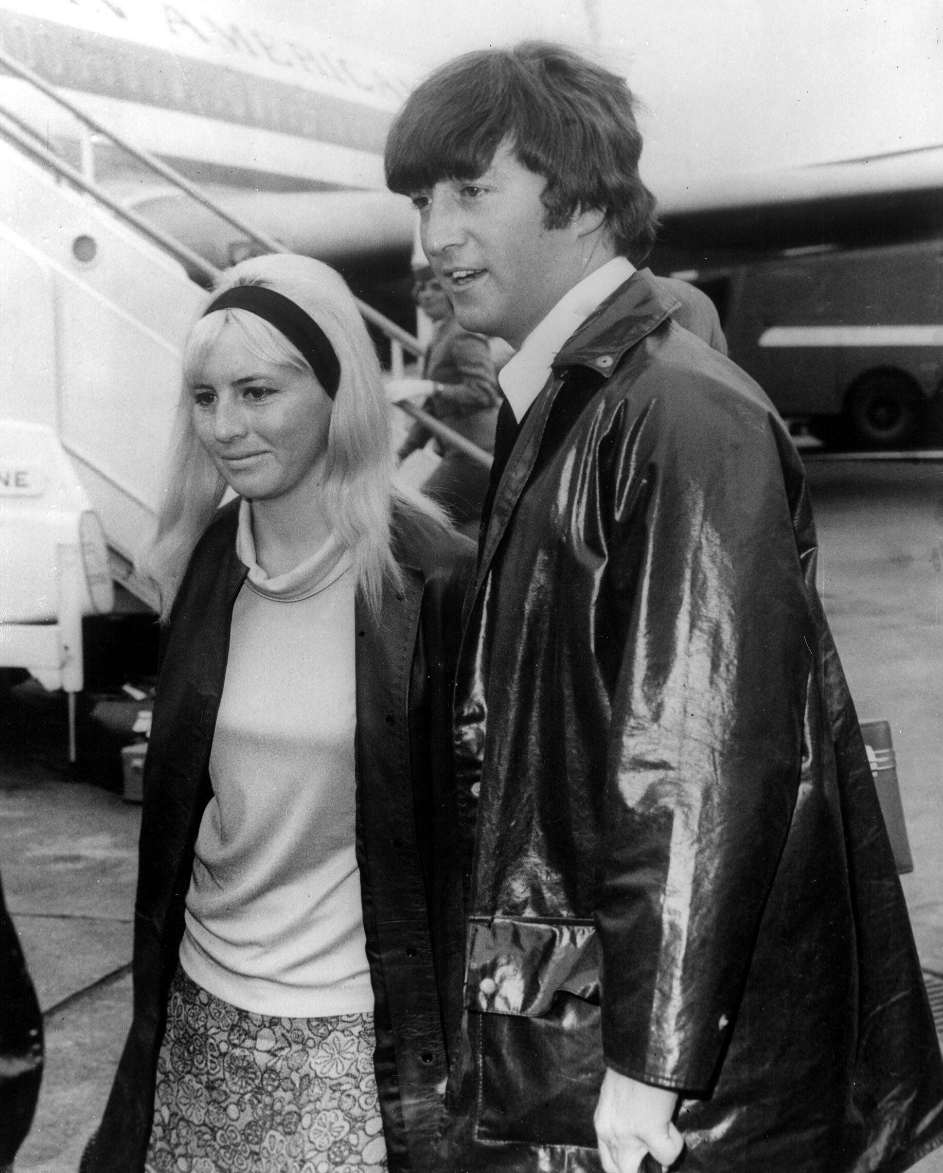 Cynthia Powell e John Lennon chegam ao aeroporto de Londres em 1964.