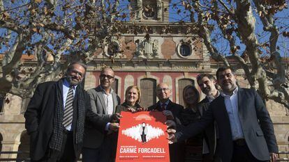 Políticos e dirigentes de entidades em um ato de apoio a Carme Forcadell, presidenta do Parlamento.