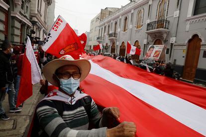 Apoiadores do candidato Pedro Castillo nesta segunda-feira em Lima, Peru.