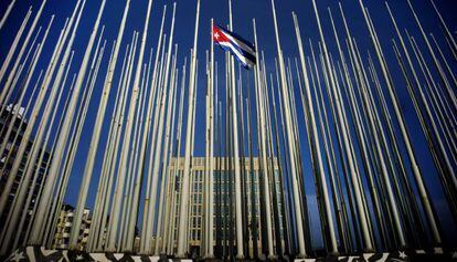 Uma bandeira cubana entre vários mastros vazios ao lado da Seção de Interesses dos EUA em Havana.