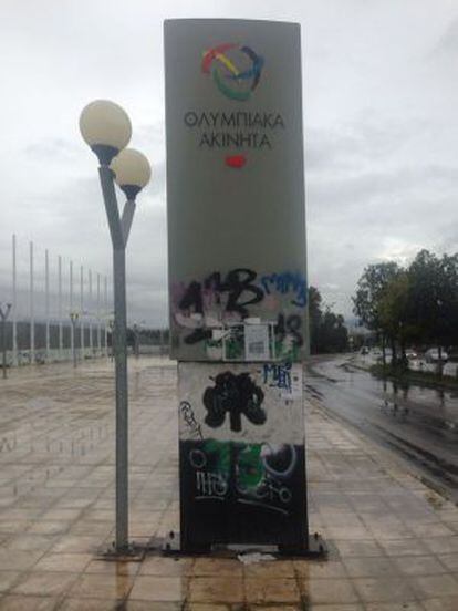 Grafites na entrada da Vila Olímpica.