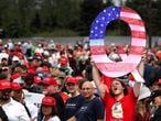 Un asistente a un mitin de Donald Trump en agosto de 2018 en Pensilvania sostiene una enorme "Q", símbolo del movimiento QAnon.
