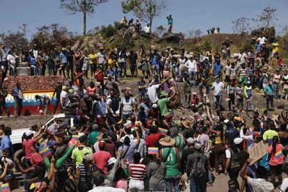 Dezenas de pessoas concentram-se na fronteira do Brasil com Venezuela.