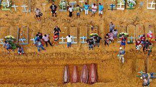 Foto aérea de um enterro no cemitério Nossa Senhora Aparecida, em Manaus, de vítimas suspeitas e confirmadas da covid-19.