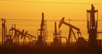 Campo de extração petrolífera pelo método ‘fracking’, na Califórnia.