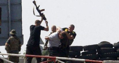 Soldados ucranianos agridem um suposto espião.