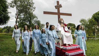 O brasileiro Inri Cristo com membros de sua congregação, formada majoritariamente por mulheres.