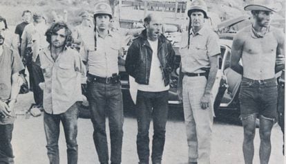 Momento da prisão de Charles Manson (à esquerda) e alguns de seus seguidores.