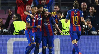 Jogadores do Barcelona comemorando gol de Lionel Messi.