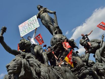 Protesto na estátua 'O triunfo da República' em Paris.