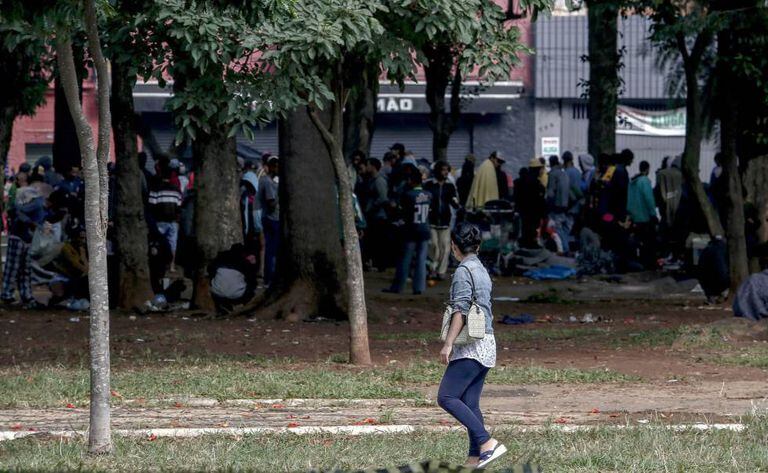 Usuários de drogas se aglomeram na praça Princesa Isabel, no centro de São Paulo.