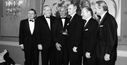 Foto de 1967 dos cinco irmãos Rockefeller com Frank Pace: (da esquerda para a direita) David, Winthrop, Pace, John D., Nelson e Laurence Rockefeller.