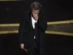 Joaquin Phoenix reacciona tras ganar el Oscar a mejor actor.
