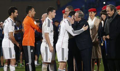 O presidente do Real, Florentino Pérez, cumprimenta seus jogadores.
