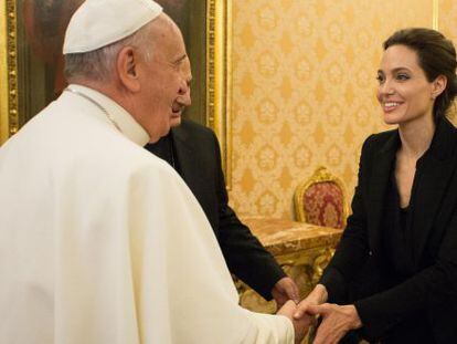 O Papa ao receber Angelina Jolie.