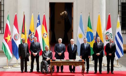 Os presidentes de Argentina, Brasil, Colômbia, Equador, Peru, Paraguai e Chile e o embaixador da Guiana George Talbot em reunião do Prosul.