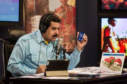 O presidente da Venezuela, Nicolás Maduro, em seu programa de rádio e televisão 'Em contato' com Maduro.