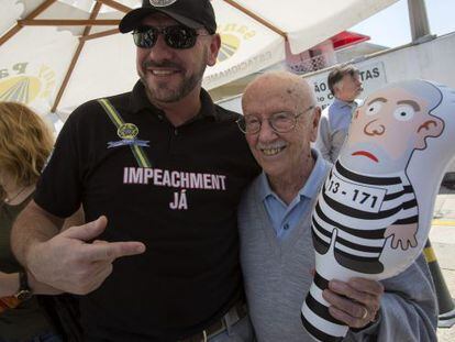 Hélio Bicudo, o boneco satírico de Lula e um ativista anti-Dilma.
