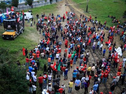 Partid&aacute;rios do ex-presidente Lula acampam em Curitiba.