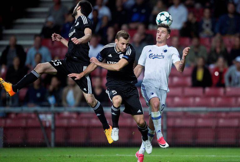 Disputa entre jogadores do Qarabag e de Copenhague.