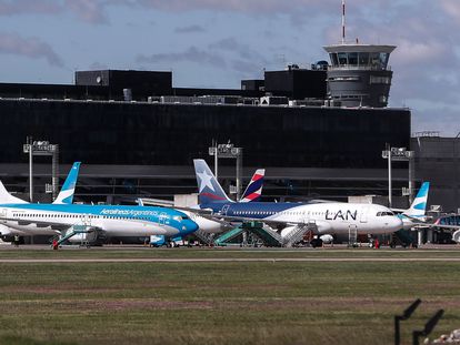 Um avião da Latam estacionado com outros da sua concorrente Aerolineas Argentinas no aeroporto de Buenos Aires em 14 de abril de 2020.