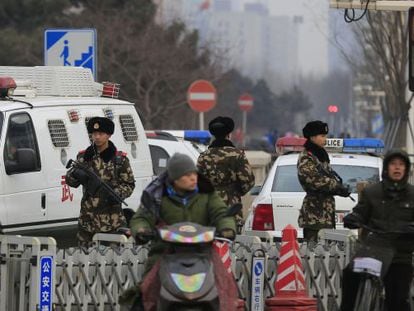 Forças paramilitares vigiam uma zona turística de Pequim neste domingo.
