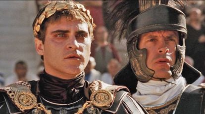 Que os imperadores romanos sentenciavam à morte baixando o dedo polegar é uma das mentiras que Hollywood nos impingiu. Na imagem, Joaquin Phoenix no papel de Cômodo no filme ‘Gladiador’ (2000)